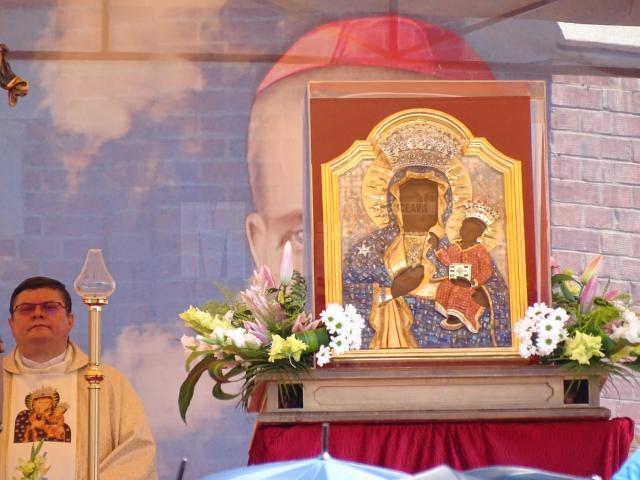 Celebra icoană “Madona neagră” - făcătoare de minuni, element central al sărbătorii religioase de la Cacica