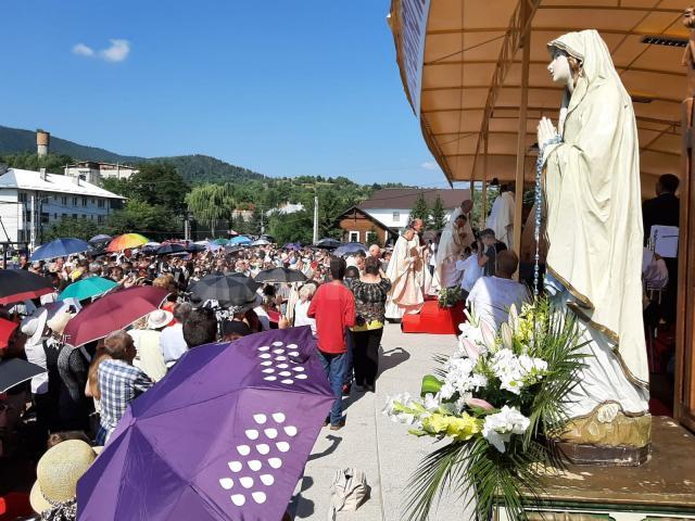 Sfânta Liturghie solemnă pontificală a hramului, cu venerarea icoanei Maicii Domnului de la Cacica 2