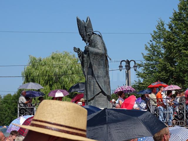 Statuia Papei Ioan Paul al II-lea din piațeta Basilicăi Minor de la Cacica