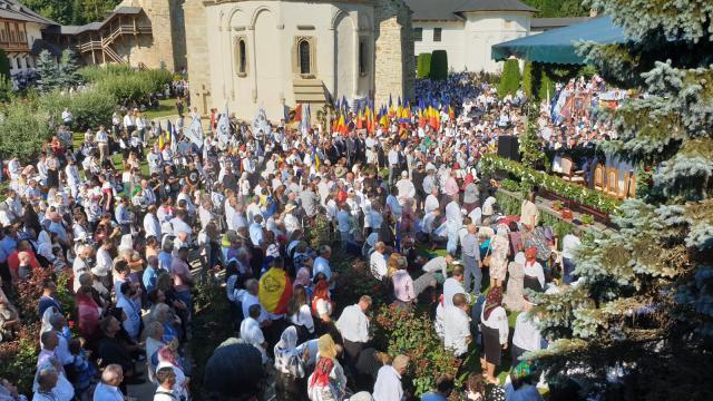 Mii de pelerini au fost prezenți la hramul Mănăstirii Putna şi la aniversarea a 150 de ani de la Marea Serbare a Românilor de la Putna