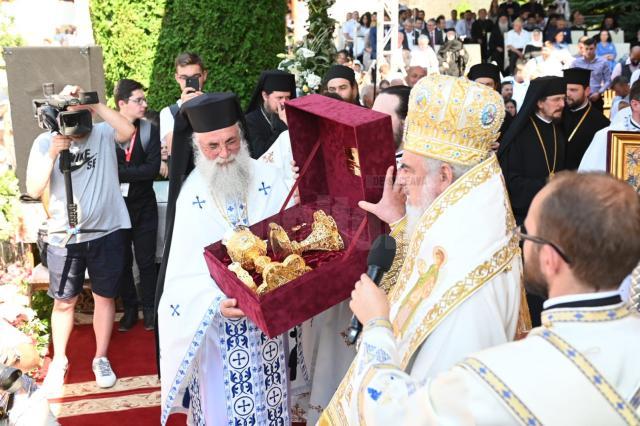 Patriarhul Daniel a oferit Mănăstirii Putna un Sfânt Potir şi un Sfânt Disc din argint masiv