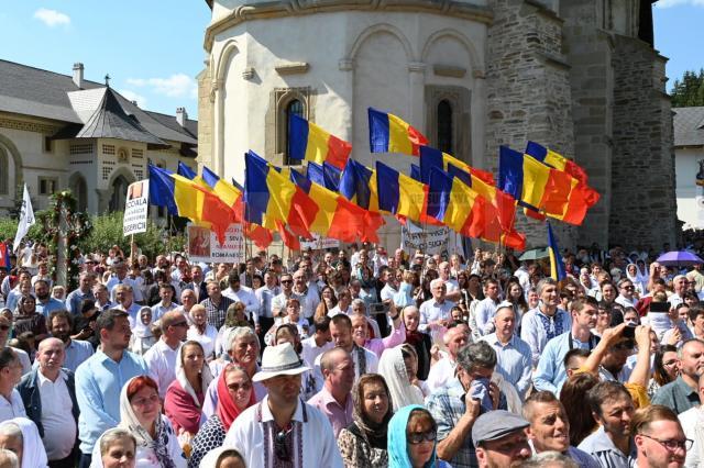 Tinerii din ATOS au venit la Putna cu numeroase steaguri tricolore