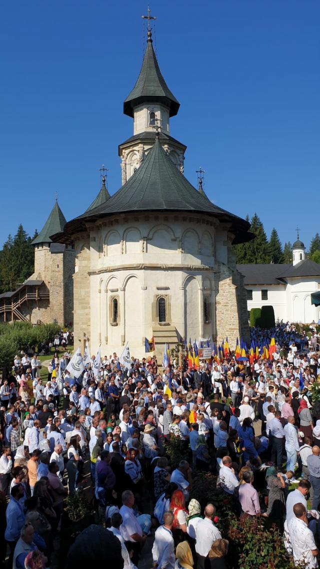 Mii de pelerini la hramul Manastirii Putna