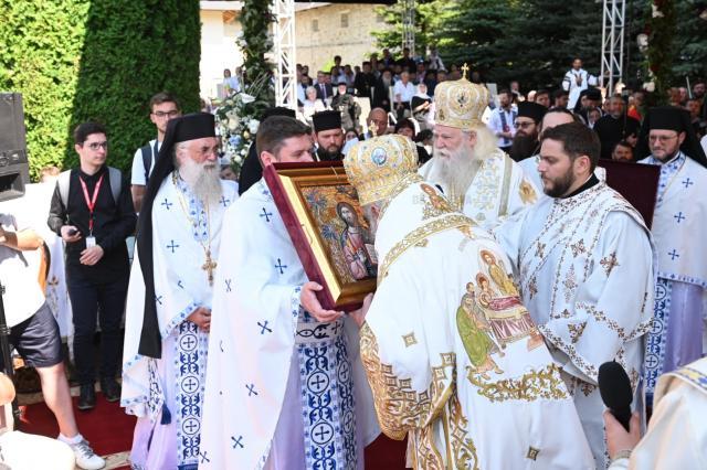 Mii de pelerini la hramul Manastirii Putna