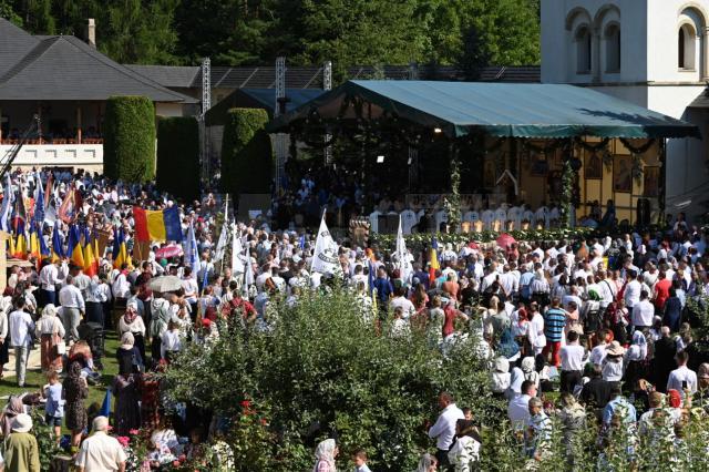 Mii de pelerini la hramul Manastirii Putna