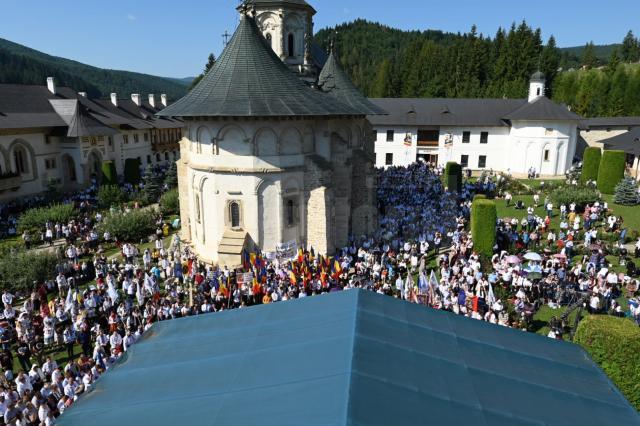 Mii de pelerini la hramul Manastirii Putna