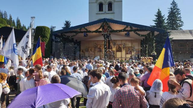 Mii de pelerini la hramul Manastirii Putna