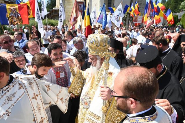 Mii de pelerini la hramul Manastirii Putna