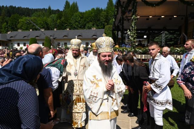 Mii de pelerini la hramul Manastirii Putna