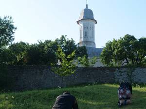 Credincioșii urcă în genunchi colina Mănăstirii Hagigadar