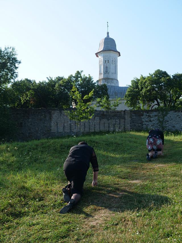Credincioșii urcă în genunchi colina Mănăstirii Hagigadar