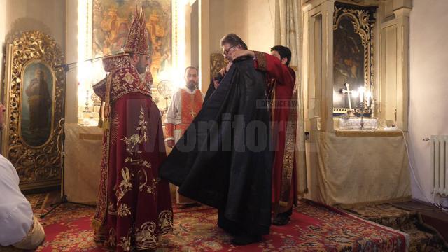 Părintele Torkom Mandalian a primit mantia înflorată după 30 de ani în slujba Bisericii Armene