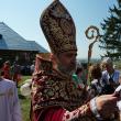 Episcopul Datev Hagopian binecuvanteaza multimea de credinciosi