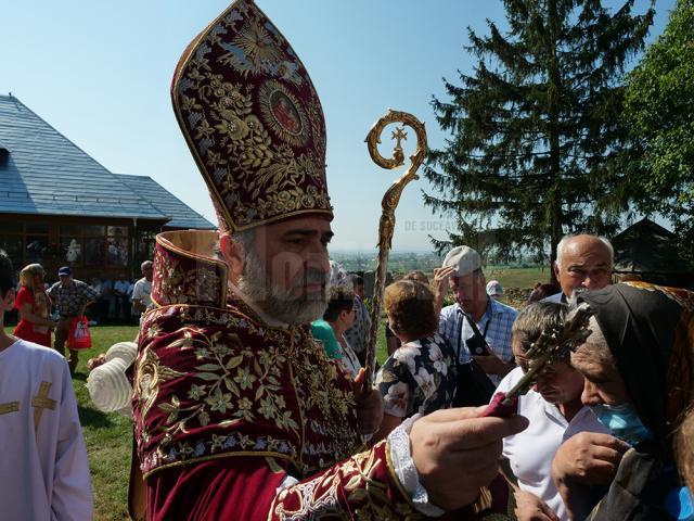 Episcopul Datev Hagopian binecuvanteaza multimea de credinciosi