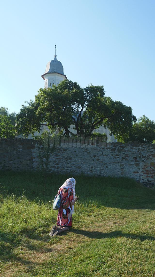 In genunchi urcand colina Hagigadar-ului