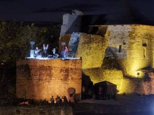 Concert al Trupei Hara pe zidurile Cetății de Scaun a Sucevei