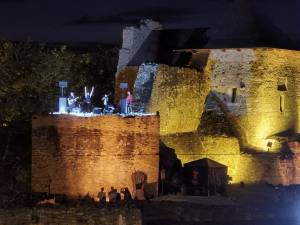 Concert al Trupei Hara pe zidurile Cetății de Scaun a Sucevei