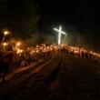 Sute de tineri au aprins torte si au cantat imnuri religioase si cantece patriotice la Putna FOTO Mănăstirea Putna