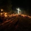 Sute de tineri au aprins torţe şi au cântat imnuri religioase şi cântece patriotice la Putna Sursă foto: Mănăstirea Putna