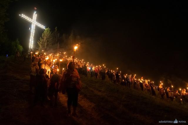 Tinerii au scris cu făclii numărul aniversar 150 pe dealul lui Ştefan Sursă foto: Mănăstirea Putna