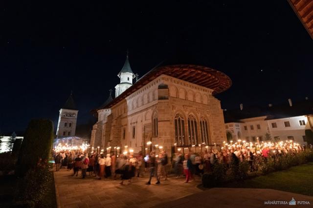 Sute de tineri au aprins torţe şi au cântat imnuri religioase şi cântece patriotice la Putna Sursă foto: Mănăstirea Putna