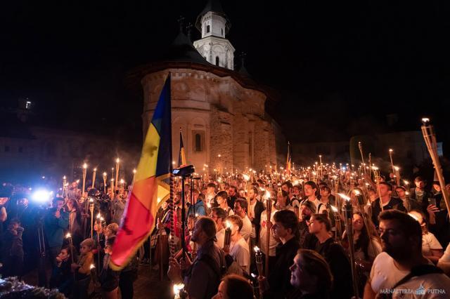 Sute de tineri au aprins torţe şi au cântat imnuri religioase şi cântece patriotice la Putna Sursă foto: Mănăstirea Putna