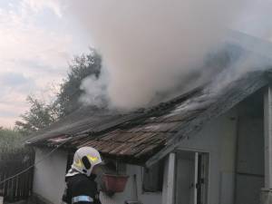 O casă și o bucătărie de vară, afectate de flăcări într-un sat din comuna Bunești