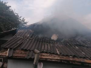 O casă și o bucătărie de vară, afectate de flăcări într-un sat din comuna Bunești