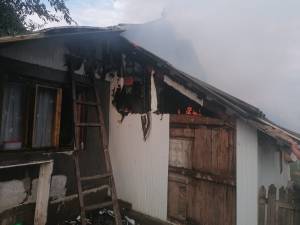 O casă și o bucătărie de vară, afectate de flăcări într-un sat din comuna Bunești