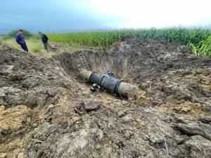 Crater uriaș format în câmp, la Berchișești, de apa care a țâșnit din conducta magistrală de alimentare cu apă a Sucevei