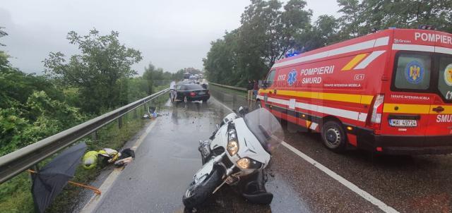 Motocicleta avariata si locul accidentului petrecut pe DN 2, la Danila