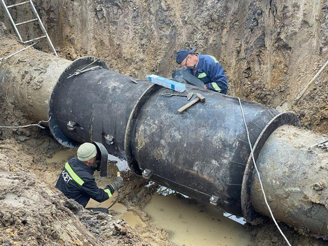 Manșoane de oțel montate pe conducta de beton care a cedat din cauza loviturii de berbec