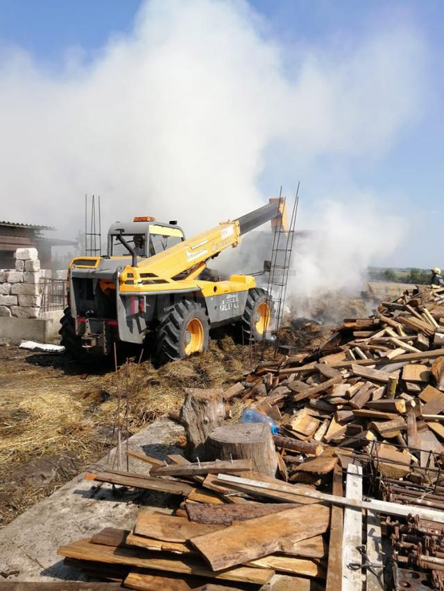 Un depozit de furaje a fost mistuit de flăcări