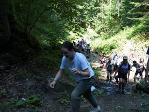 Tinerii din ATOS au pornit în explorarea frumosului ținut dintre cele două mănăstiri emblematice ale Bucovinei