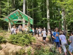 Tinerii din ATOS au pornit în explorarea frumosului ținut dintre cele două mănăstiri emblematice ale Bucovinei