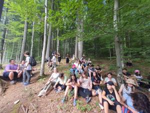 Tinerii din ATOS au pornit în explorarea frumosului ținut dintre cele două mănăstiri emblematice ale Bucovinei