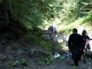 Tinerii din ATOS au pornit în explorarea frumosului ținut dintre cele două mănăstiri emblematice ale Bucovinei