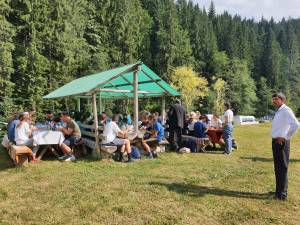 Tinerii din ATOS au pornit în explorarea frumosului ținut dintre cele două mănăstiri emblematice ale Bucovinei
