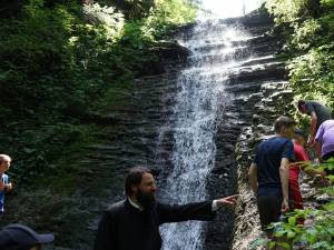 Tinerii din ATOS au pornit în explorarea frumosului ținut dintre cele două mănăstiri emblematice ale Bucovinei