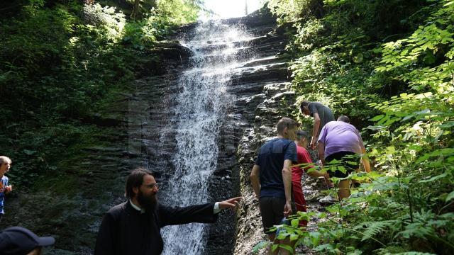 Tinerii din ATOS au pornit în explorarea frumosului ținut dintre cele două mănăstiri emblematice ale Bucovinei