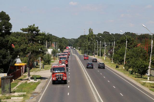Pompieri români plecând în coloană spre Grecia