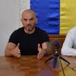 Luptătorul de kick box Ionuţ Atodiresei, supranumit Pitbullul, şi primarul municipiului Fălticeni, Cătălin Coman