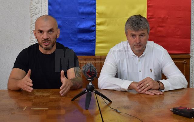 Luptătorul de kick box Ionuţ Atodiresei, supranumit Pitbullul, şi primarul municipiului Fălticeni, Cătălin Coman