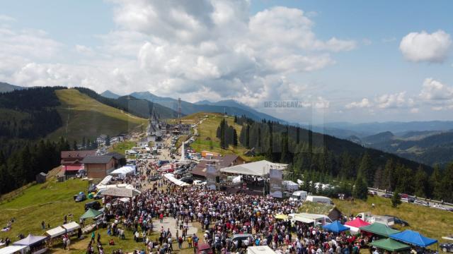 Mii de oameni au participat la Hora la Prislop