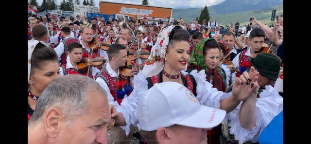 Peste 10.000 de oameni din județele Suceava și Maramureș, delegații din Republica Moldova, Polonia și Lituania, dar și mulți turiști au petrecut, duminică la Prislop