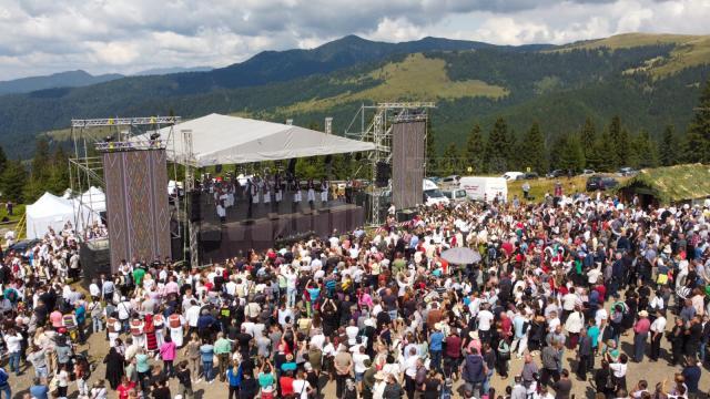 Peste 10.000 de oameni din județele Suceava și Maramureș, delegații din Republica Moldova, Polonia și Lituania, dar și mulți turiști au petrecut, duminică la Prislop