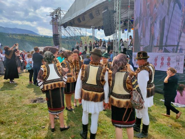 Mii de oameni din Suceava și Maramureș, dar și mulți turiști au petrecut, duminică, la „Hora la Prislop”