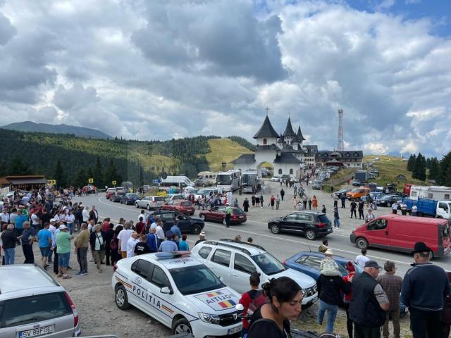 Mii de oameni din Suceava și Maramureș, dar și mulți turiști au petrecut, duminică, la „Hora la Prislop”