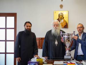 Înaltpreasfințitul Calinic, alături de părintele Justinian Remus Cojocar și de Ciprian Anton, președintele AJF Sursa foto arhiepiscopiasucevei.ro
