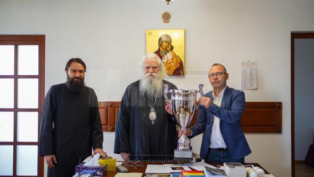 Înaltpreasfințitul Calinic, alături de părintele Justinian Remus Cojocar și de Ciprian Anton, președintele AJF Sursa foto arhiepiscopiasucevei.ro